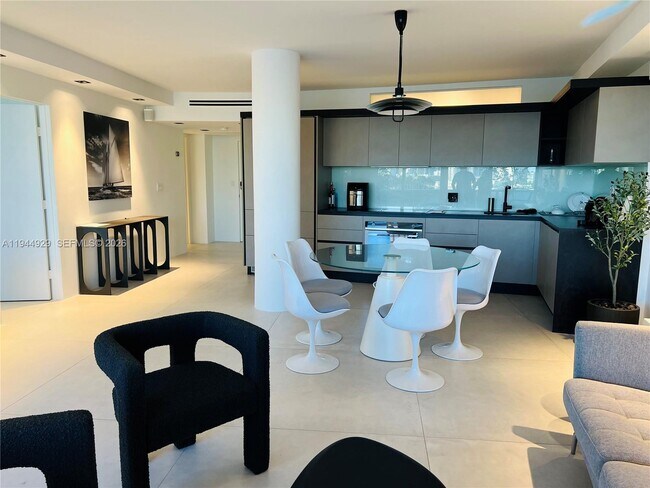 Foto del edificio - 900 Bay Dr