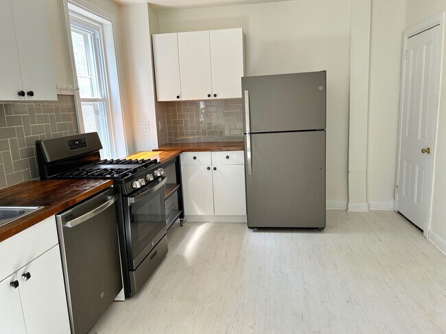 Foto del edificio - 4 Bedroom Single Family Home in Philadelphia