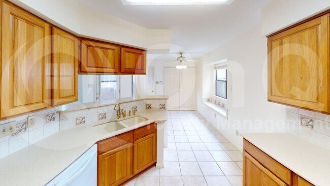 Foto del edificio - 1633 Palisades Dr