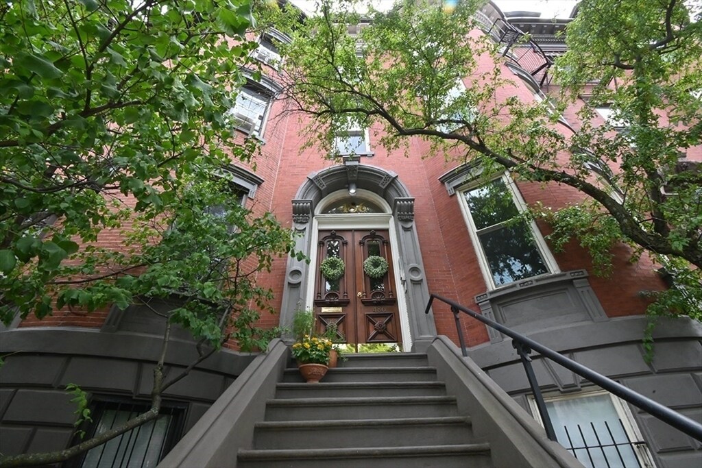 Primary Photo - 486 Columbus Ave