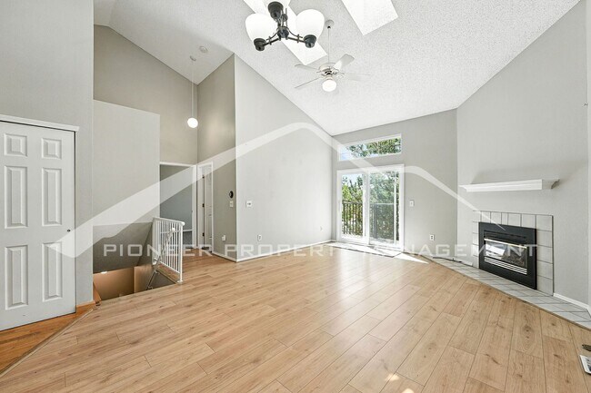 Foto del edificio - Spacious Townhouse with Central AC and 2-C...
