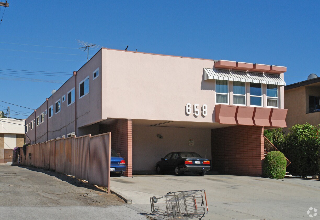 Foto del edificio - 658 N Hayworth Ave