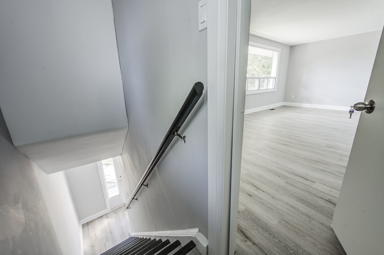 Photo principale - 2 Bedroom Upper-Level Unit – All Utilities...
