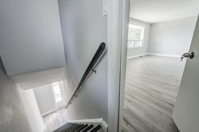 Building Photo - 2 Bedroom Upper-Level Unit – All Utilities...