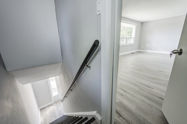 Photo du bâtiment - 2 Bedroom Upper-Level Unit – All Utilities...