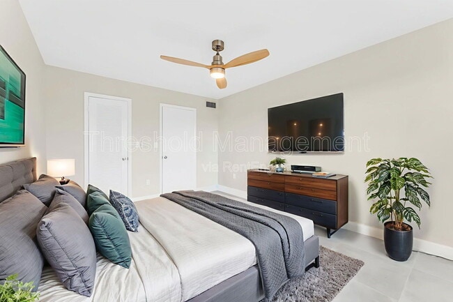 Foto del edificio - 8515 Sunrise Lakes Blvd