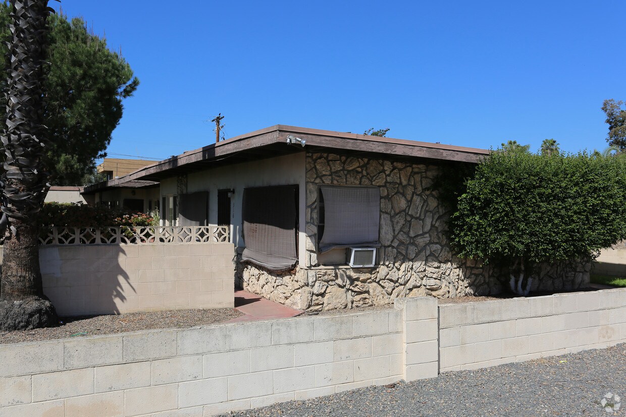 Primary Photo - 316-330 W 7th Ave