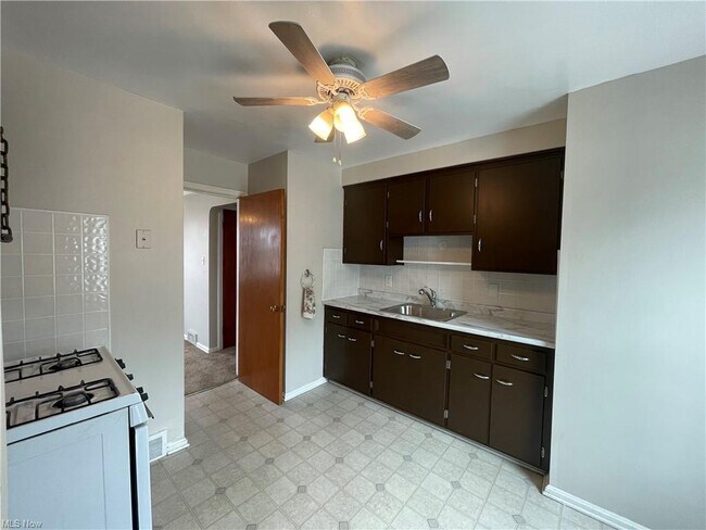 Foto del edificio - 6369 Ridge Rd