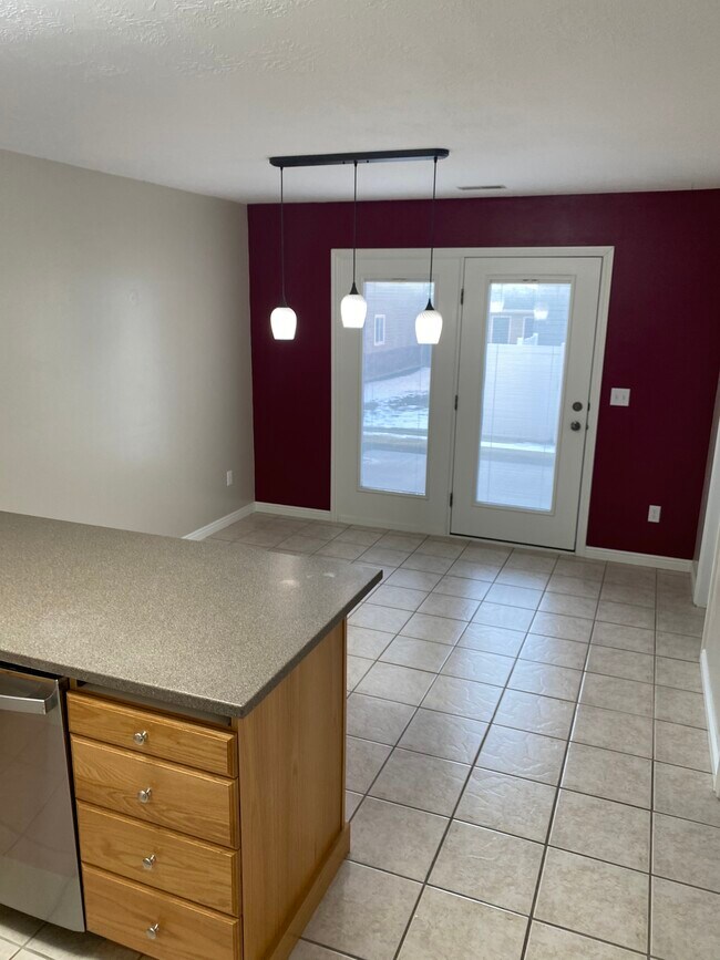 Foto del edificio - 556 Pheasant Ridge Dr