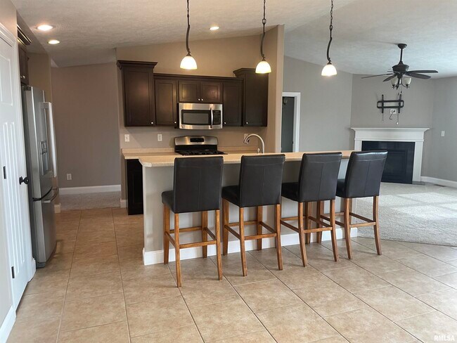 Foto del edificio - 700 Garvey Ln