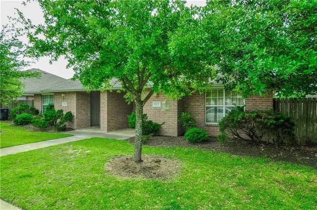 Building Photo - 927 Sun Meadows St