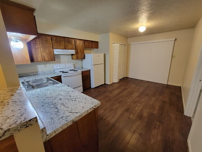 Foto del edificio - 2/1.5 Fourplex unit for lease in Eastgate ...