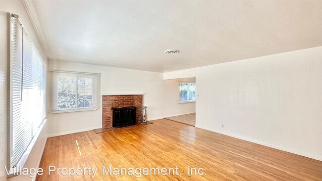 Foto del edificio - 3 br, 2 bath House - 202 East College Street