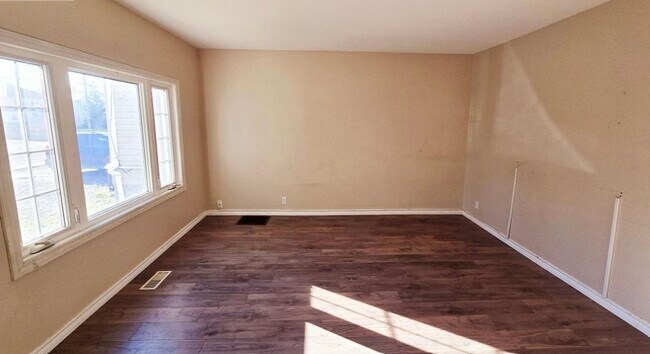 Photo du bâtiment - Spacious 3 Bed / 1 Bath House| $2249/month (plus utilities) - Parking Included