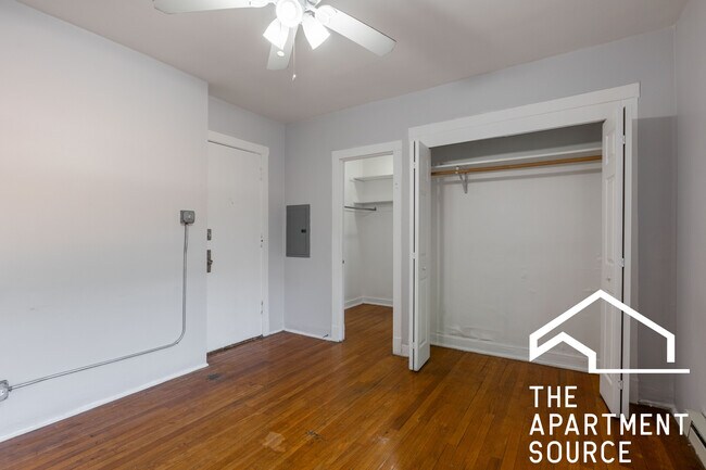 Building Photo - 3263 W Wrightwood Ave