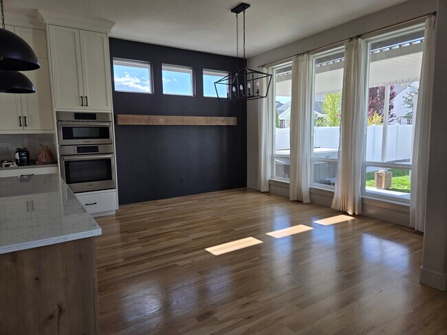 Foto del edificio - 8376 W Brooks Dr