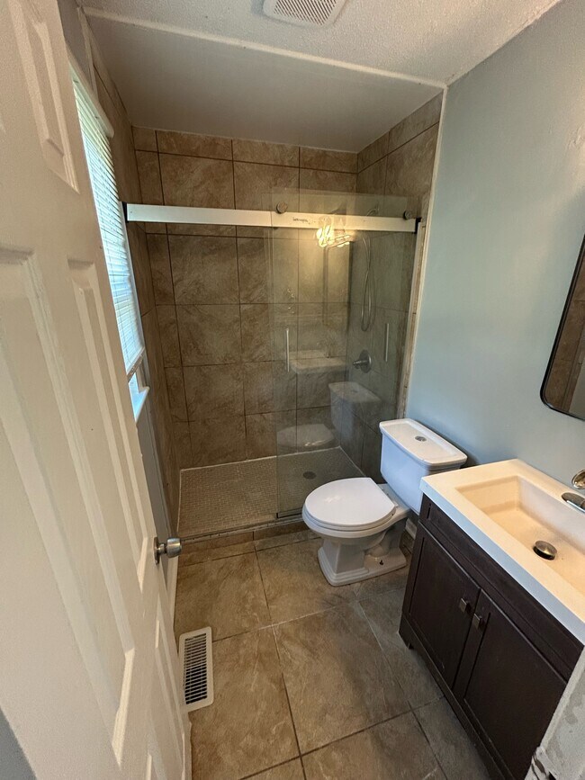Building Photo - 5222 Longbranch Dr