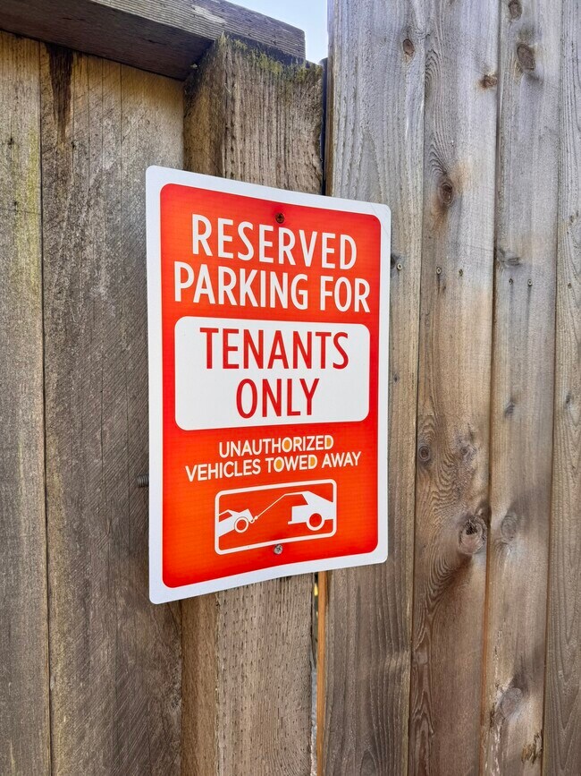 Estacionamiento designado para inquilinos - 438 10th Ct