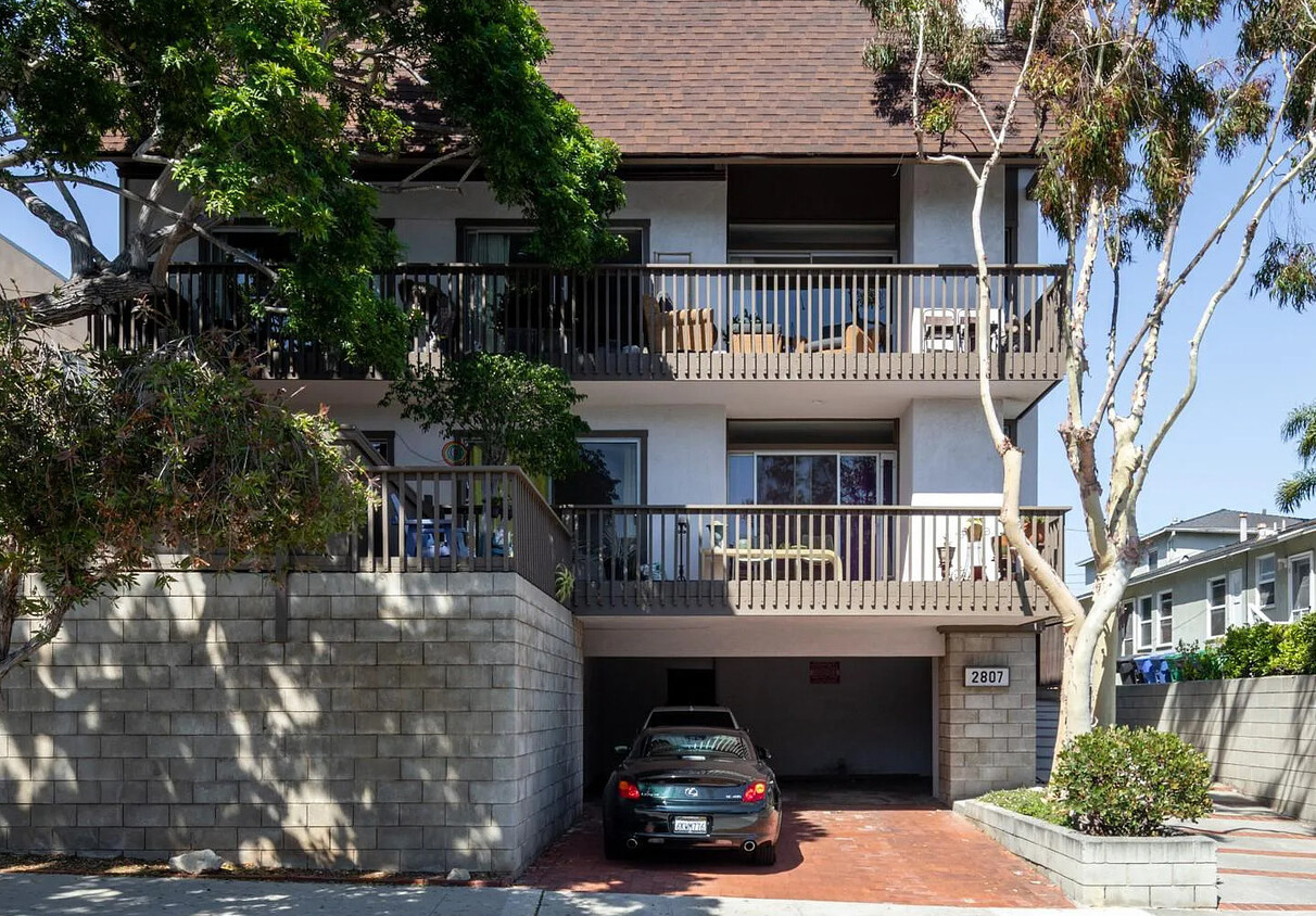 Front of Building with Parking - 2807 Highland Ave