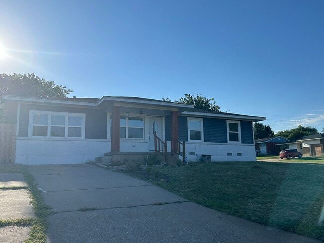 Building Photo - 4 bedroom, 1 3/4 bath available NOW!