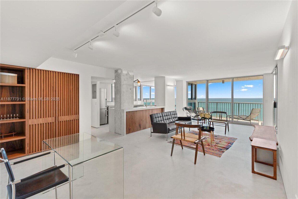 Primary Photo - 2655 Collins Ave