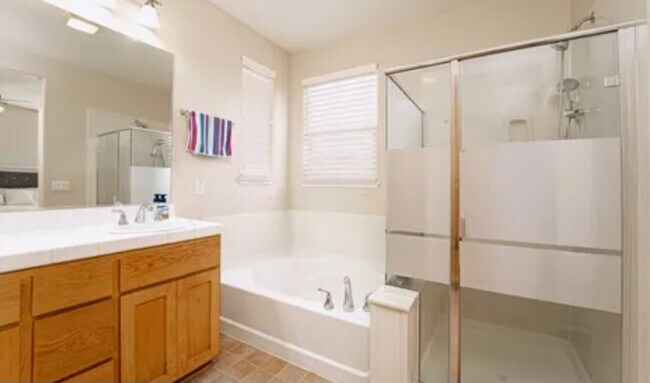 Building Photo - 1664 Glenmore Dr
