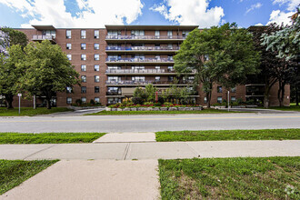 Building Photo - Royal Court