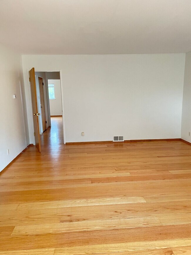 Foto del edificio - COMING SOON NOW NICE HOUSE IN GLENVIEW DIS...