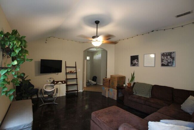 Building Photo - Tour Today! 4 bedroom 2 Bathroom in WHISD!