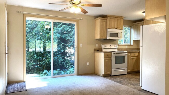 Building Photo - Creek-side Home in Carson