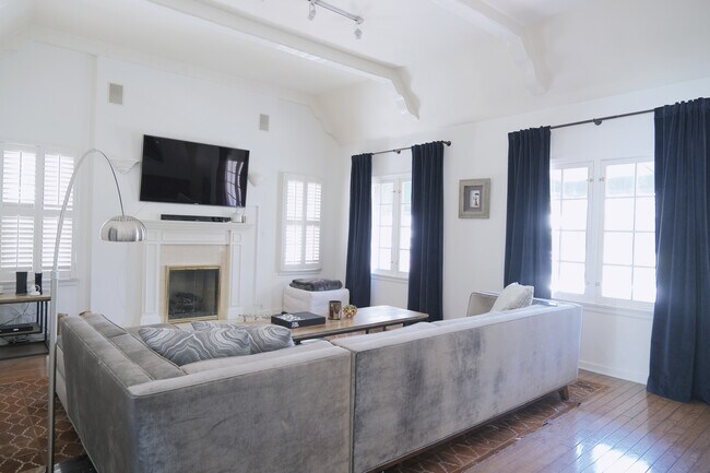 Foto del edificio - 127 N Martel Ave