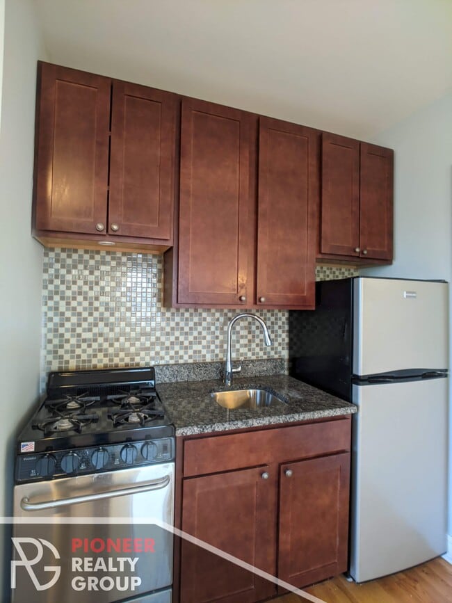 Building Photo - 4542 N Damen Ave