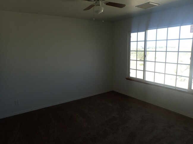 Building Photo - 4 Bedroom 2 bath with admirable amount of ...