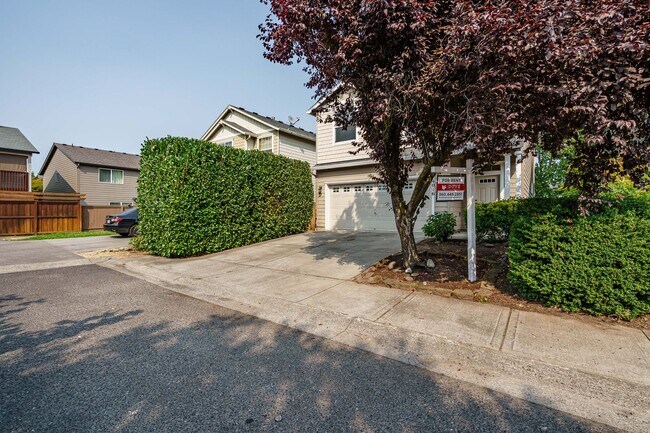 Foto del edificio - 3 bedroom 2.5 Bath - On Dead End Street - Low Maintenance Fenced Yard - Community Center with Swi...