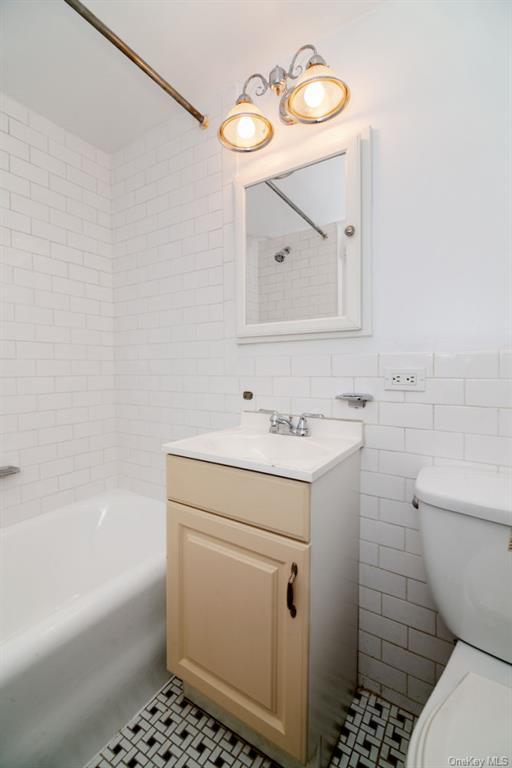 Building Photo - 325 E 41st St