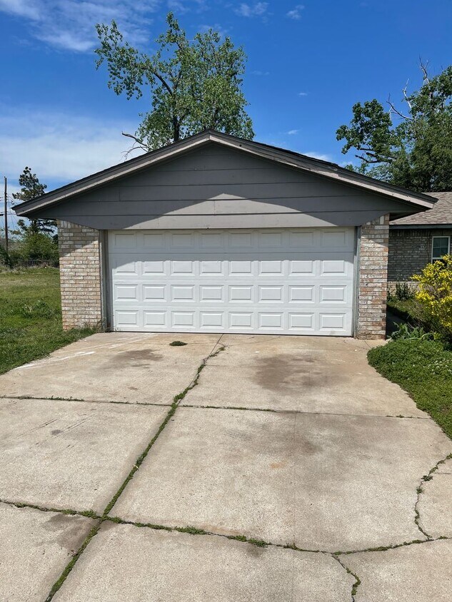 Foto principal - 3BD Home needing some TLC!! Has Fenced in ...