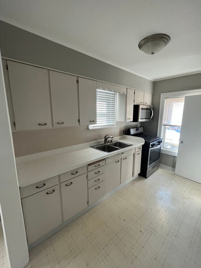 Foto del edificio - Nice 3 Bedroom House with Big 2 Car Garage!