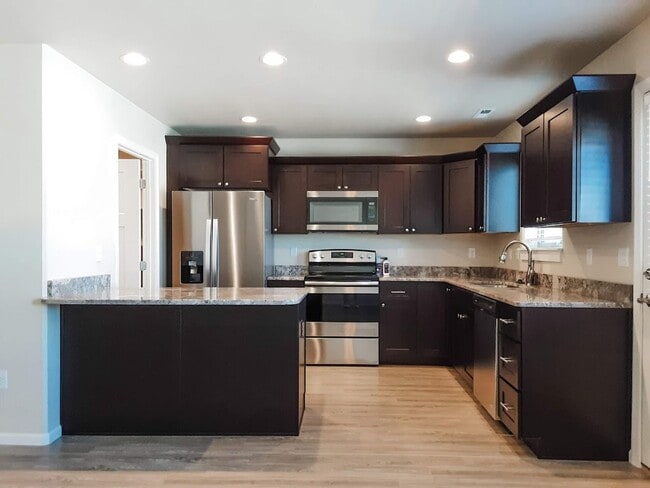 Building Photo - 2 BED/2 BATH/ 2 CAR GARAGE