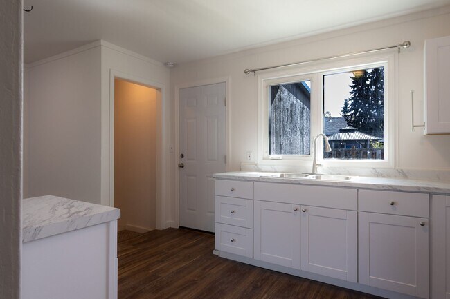 Foto del edificio - Diamond in the rough! Newly renovated interior - 5 Bed 2 Bath!