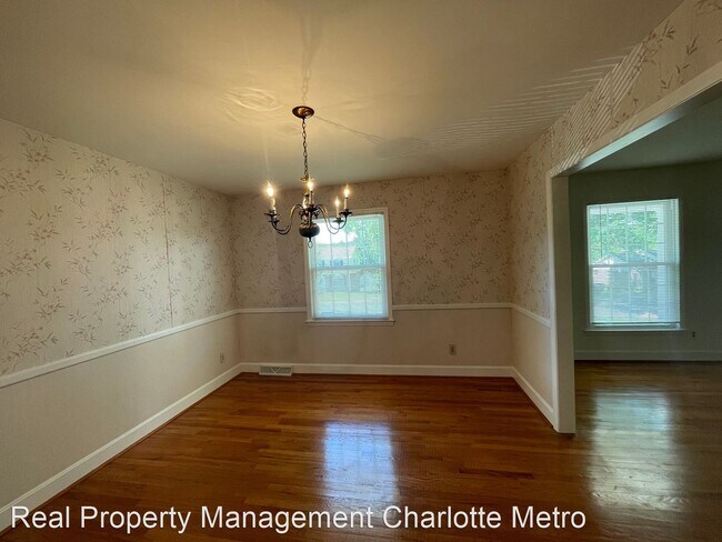 Building Photo - 3 br, 2 bath House - 7327 Meadowdale Lane