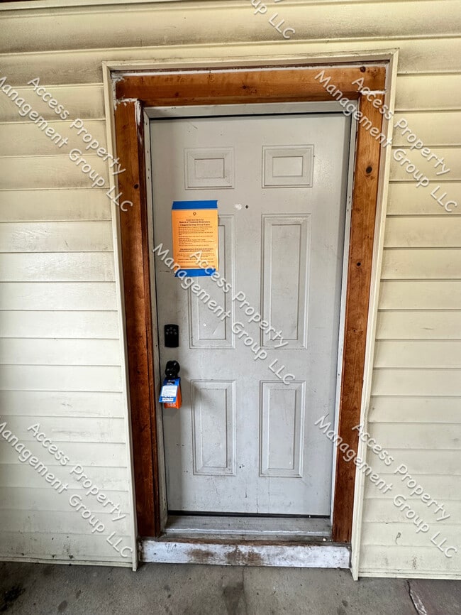 Building Photo - SE Side Upper 3 Bedroom Spacious Unit