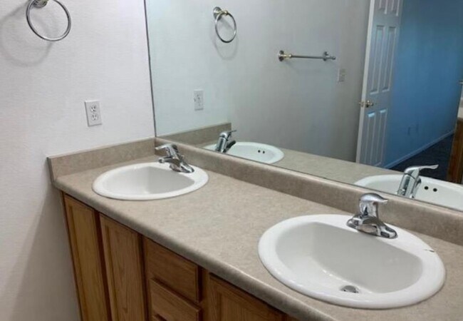 Foto del edificio - ALL PROSPECTIVE TENANTS MUST SUBMIT A $58 ...