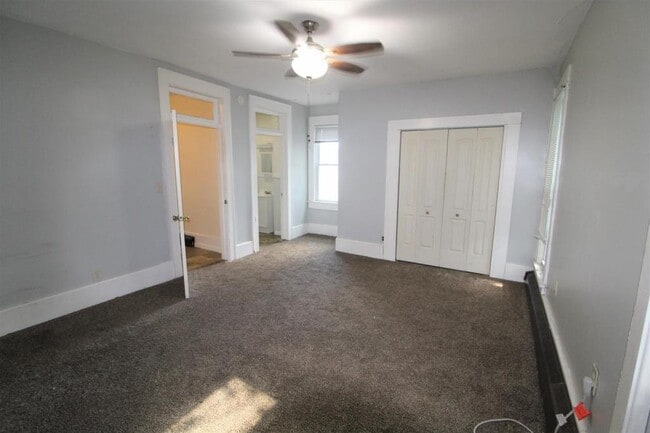 Foto del edificio - 2127 E Broadway