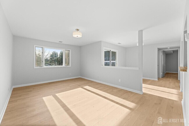 Building Photo - 3226 Sayre Dr
