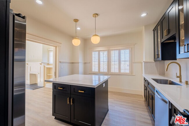 Building Photo - 216 N Catalina Ave