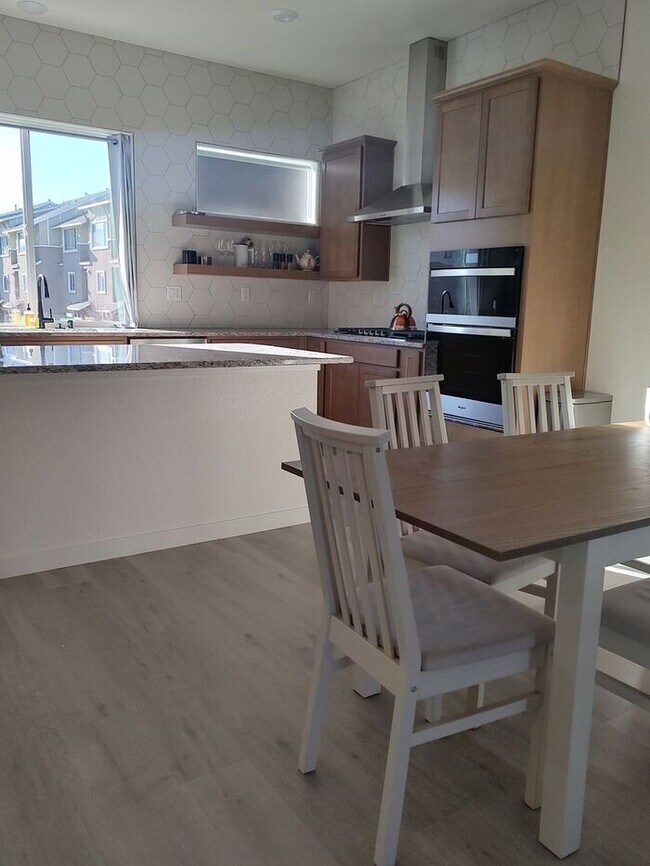 Foto del edificio - Modern Fully Furnished Three-Story Townhome Near the Truckee River