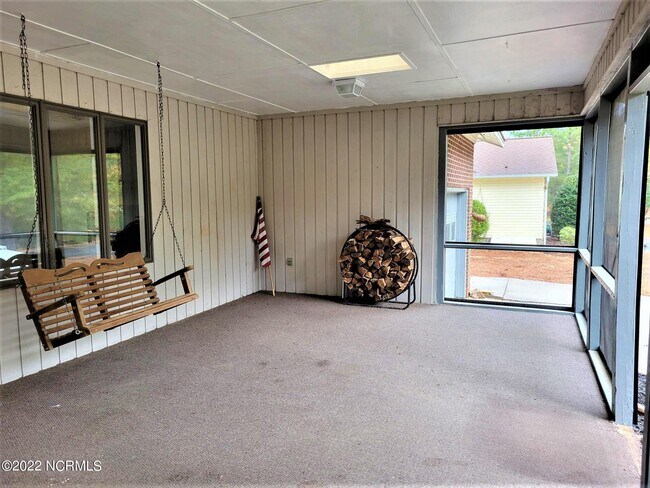 Building Photo - 105 Fox Run Ct