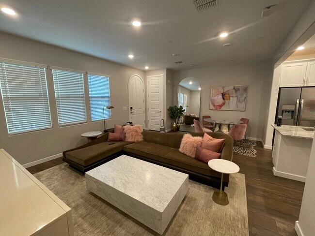 Building Photo - 4077 S Sabrina Dr