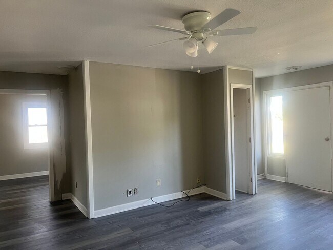 Building Photo - 2 Bedroom House With Attached Garage and B...