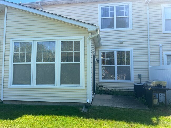 Foto del edificio - Carriage Style Townhome Now Available in W...